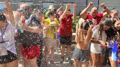 La celebraci�n ha experimentado una suerte de vuelta al origen, en el que el agua est� en manos de los propios participantes, con sus cubos y sus pistolas, los vecinos desde sus ventanas y los locales de hosteler�a