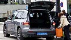 Un conductor de Uber deja a dos viajeras en la estaci�n de Vialia