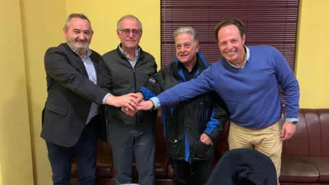 José Manuel Pol (con gafas) a la izquierda de Julio Álverez, en su presentación como nuevo candidato del PP a las elecciones municipales