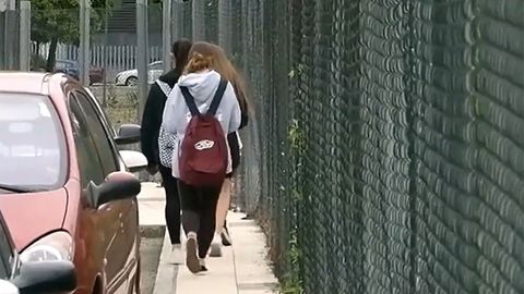 El vallado de obra de Torrejard�n (Ventanielles) lleva cinco a�os restando espacio a los peatones