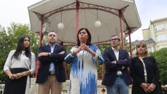 Elena Candia, con concejales del PP delante del templete de la m�sica