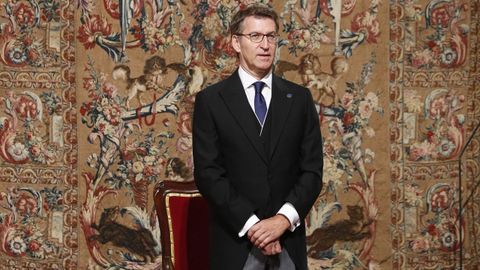 El presidente de la Xunta, Alberto N��ez Feij�o, al comienzo de la misa de la Ofrenda Nacional en la catedral de Santiago de Compostela