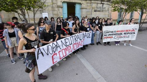 Manifestaci�n de alumnos de la Facultade de Belas Artes de Pontevedra para reclamar un protocolo efectivo ante el abuso sexual