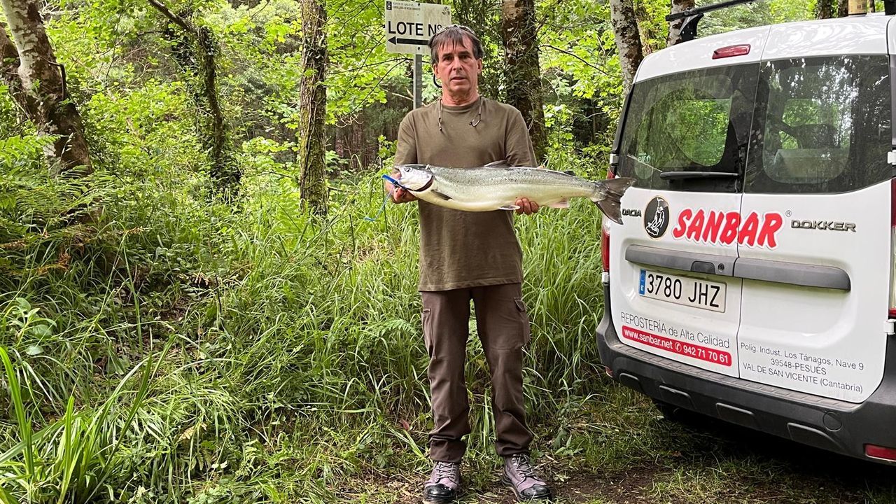 Un pescador cántabro captura en el río Masma el campanu de Galicia, el ...