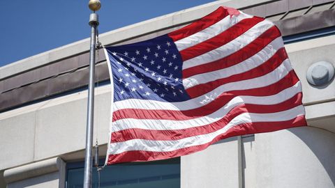 Los agentes de polic�a que encontraron a la v�ctima intentaron reanimarla, pero la joven falleci� menos de una hora despu�s de que se produjera el tiroteo