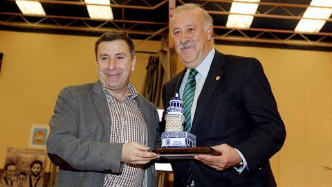 VISITA DE VICENTE DEL BOSQUE A RIBEIRA PARA RECIBIR PREMIO DEL CLUB DE TAEKUONDO NATURAL SPORT VIDELGI. CON EL ALCALDE MANUEL RUIZ
