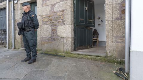 La vivienda registrada por la UCO en la Algalia de Abaixo, con la puerta reventada