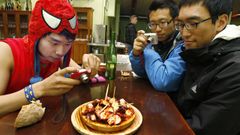 Coreanos ante un plato de pulpo a feira en Melide.