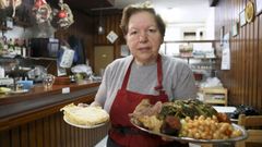 Divina Varela con su cocido, de los m�s cotizados de toda la capital gallega. Que este a�o dejara de servirlo fue algo que capt� la atenci�n de los compostelanos.
