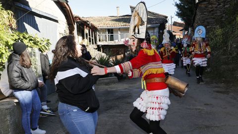 Os felos percorren Maceda.A comitiva co personaxe do entroido visita os pobos do municipio e a Serra de San Mamede