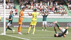 Los jugadores del Racing frustrados tras una ocasi�n fallida en A Malata.