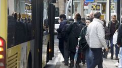 Un autobs cargando pasajeros en la plaza de Galicia.