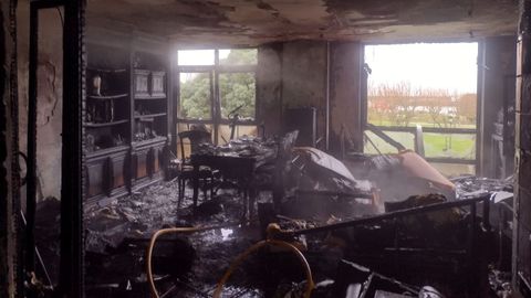 El saln de la vivienda en la que se declar el fuego, completamente calcinado.