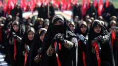 Mujeres participando en la marcha de la campa�a de autosacrificio por Ir�n de este viernes 