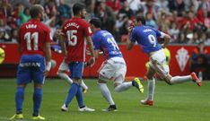 Toch� celebra su tanto ante El Sporting en El Molin�n