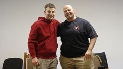 lex Nespereira (izquierda), el nuevo presidente de la Real e Ilustre Cofrada da Dorna, con su predecesor en el cargo, Juan Jos Segade.