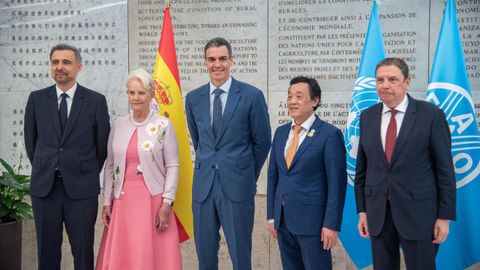 S&aacute;nchez, en el centro, acompa&ntilde;ado por &Aacute;lvaro Lario (izquierda), Cindy McCain, el director generalde la FAO, Qu Dongyu y el ministro Planas, a la derecha de la imagen