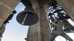 Toque manual de las campanas de la Torre Sur de la Catedral por miembros de la Asociacin Cultural Campaneiros de Galicia, en apoyo de los Derechos Humanos.