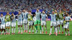 Los jugadores de la selecci�n argentina celebran el triunfo ante Egipto en el Mundial.