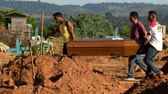 Familiares entierran a una las 58 vctimas asesinadas en la rebelin de presos de Altamira, ocurrida a principios de mes.