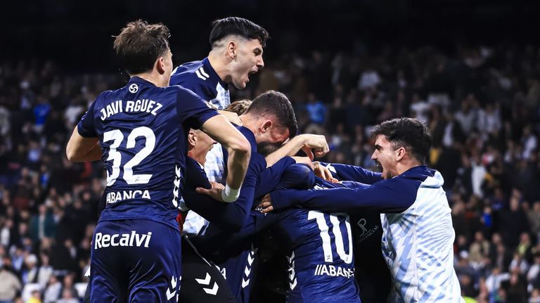 Los jugadores del Celta, celebrando un gol en la ida frente al Real Madrid, en el Bernab�u.