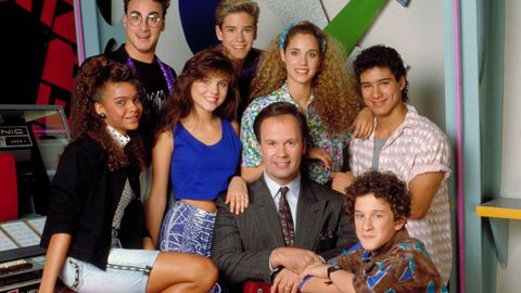 Haskins, en el medio, junto al resto de protagonistas de la serie