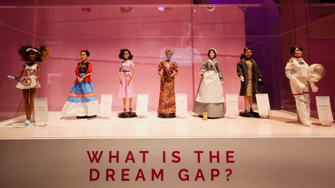Algunas Barbies que mostraban mujeres de xito, en una exposicin sobre la popular mueca