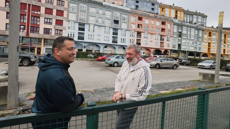 Jos� y Roberto, directivos de la asociaci�n vecinal reactivada en Lodeiro, una de las zonas m�s pobladas y transitadas de Viveiro