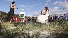 Rom�ntica boda en las dunas de la playa de Xilloi