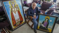 Manuel Ayaso posa con las pinturas en su estudio