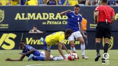 Tejera Boateng Jose Mari Cadiz Real Oviedo Carranza.Tejera y Boateng pugnan por un esferico con Jose Mari