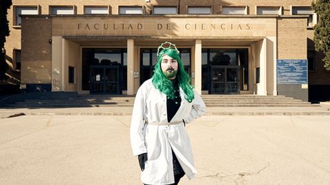 Sassy Science en la puerta de la facultad de Ciencias de la Universidad de Zaragoza.