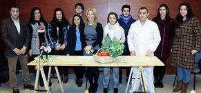 Los universitarios becados por la Praza de Abastos recibieron ayer el primer bono. 