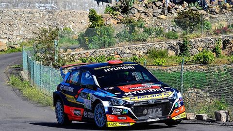  Jos� Antonio Su�rez �Cohete�, su copiloto Alberto Iglesias con el Hyndai i20, negociando una curva esta tarde en uno de los tramos del Rallye de Tenerife.