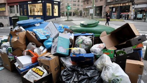Basura amontonada en A Coru�a durante el conflicto del servicio de limpieza