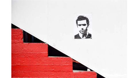 Cartel con una efigie de Quini en El Molinón, instalado por aficionados tras la muerte del jugador