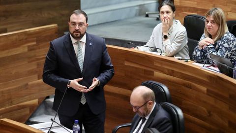 El presidente del Principado de Asturias, Adri�n Barb�n, interviene en el pleno de la Junta General del Principado