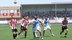 Dami�n Noya, a la derecha con el 6, en un partido de la promoci�n contra el Arteixo.