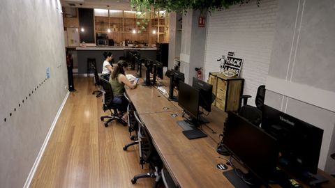 La planta de arriba acoge ahora una mesa de trabajo, aunque mantiene la barra del after