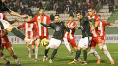 Rober Correa, en el centro en la imagen, en un lance de la derrota ante el Almer�a.