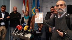 Integrantes del Observatorio de la Violencia con el documento sobre los Ultra Boys