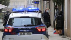 Una patrulla de la Polic�a Local de Lugo controlando esta ma�ana la R�a da Ra��a