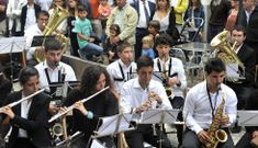A partir de las 12 de la ma�ana diferentes bandas de m�sica amenizar�n los festejos . 