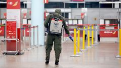 Miembros del ej�rcito desinfectan el aeropuerto de Peinador, en Vigo