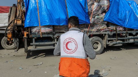 Un trabajador de la Media Luna Roja Palestina observa c�mo los camiones de ayuda entran a Gaza a trav�s del cruce comercial de Kerem Shalom en diciembre del 2023.