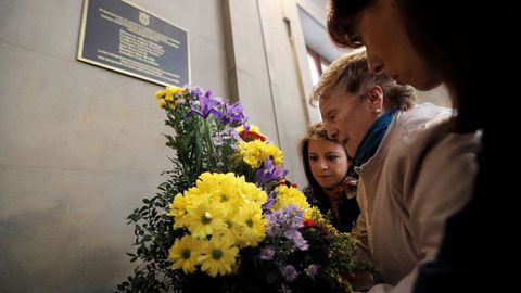 La candidata al Congreso y vicesecretaria general del PSOE, Adriana Lastra (3d), durante acto de homenaje a socialistas asesinados y represaliados de la Rep�blica en Pamplona 