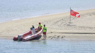 Dos socorristas coru�eses vigilan la punta de la lengua de Santa Cristina