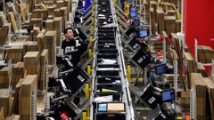 Trabajadores de Amazon procesando pedidos en el centro log�stico de Barcelona
