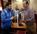 <span lang= es-es >El Noia ya tiene su trofeo de campe�n</span>. El presidente del Noia, Jos� Caama�o (con la copa en la mano) y el capit�n, Mario Queiruga, recibiendo el viernes a �ltima hora de la tarde en el Concello el trofeo que los acredita como campeones del grupo segundo en Primera Auton�mica.