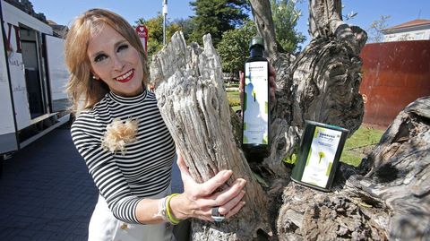 La pontevedresa Ana Gato, con el aceite 100 % gallego Embruxo, que se elabora en una almazara del polígono de Barro (Pontevedra).